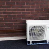 Ilmalämpöpumppu kerrostaloon, asennus parveketelineellä.