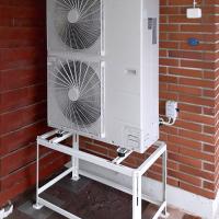 Salolaisen n. 160 neliöisen paritalon öljylämmitys vaihdettiin ilma-vesilämpöpumpulla toimivaksi Boschin 15 kW laitteella.